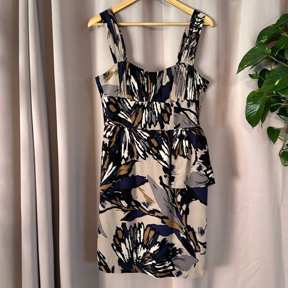 Trina Turk beauty! Fully silk lined dress with hip detail.
